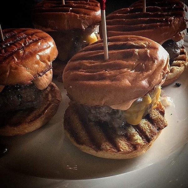 Grilled Sliders with Cheddar Cheese and Chipotle Aioli